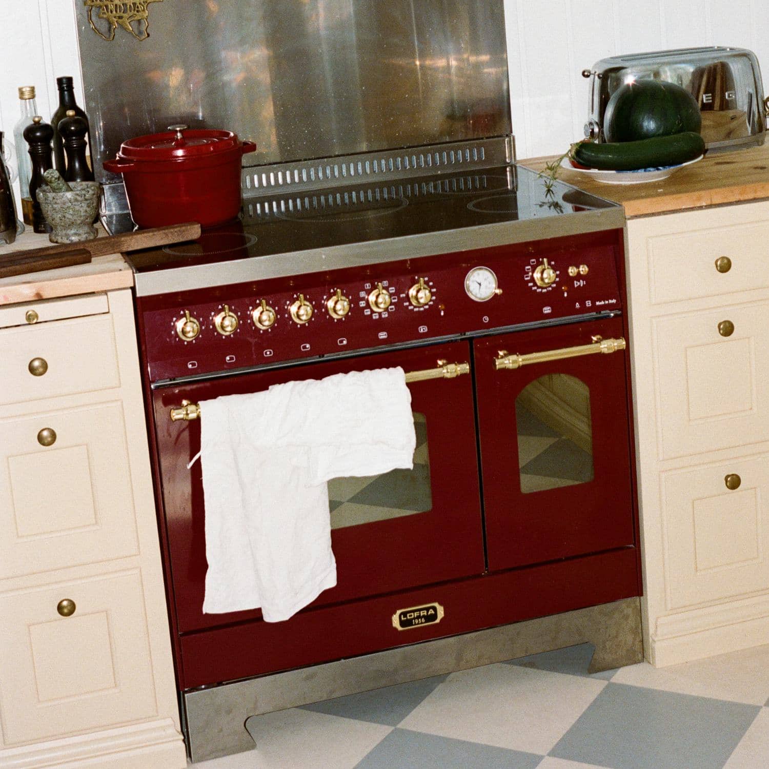 Vinröd ugn med gulddetaljer.