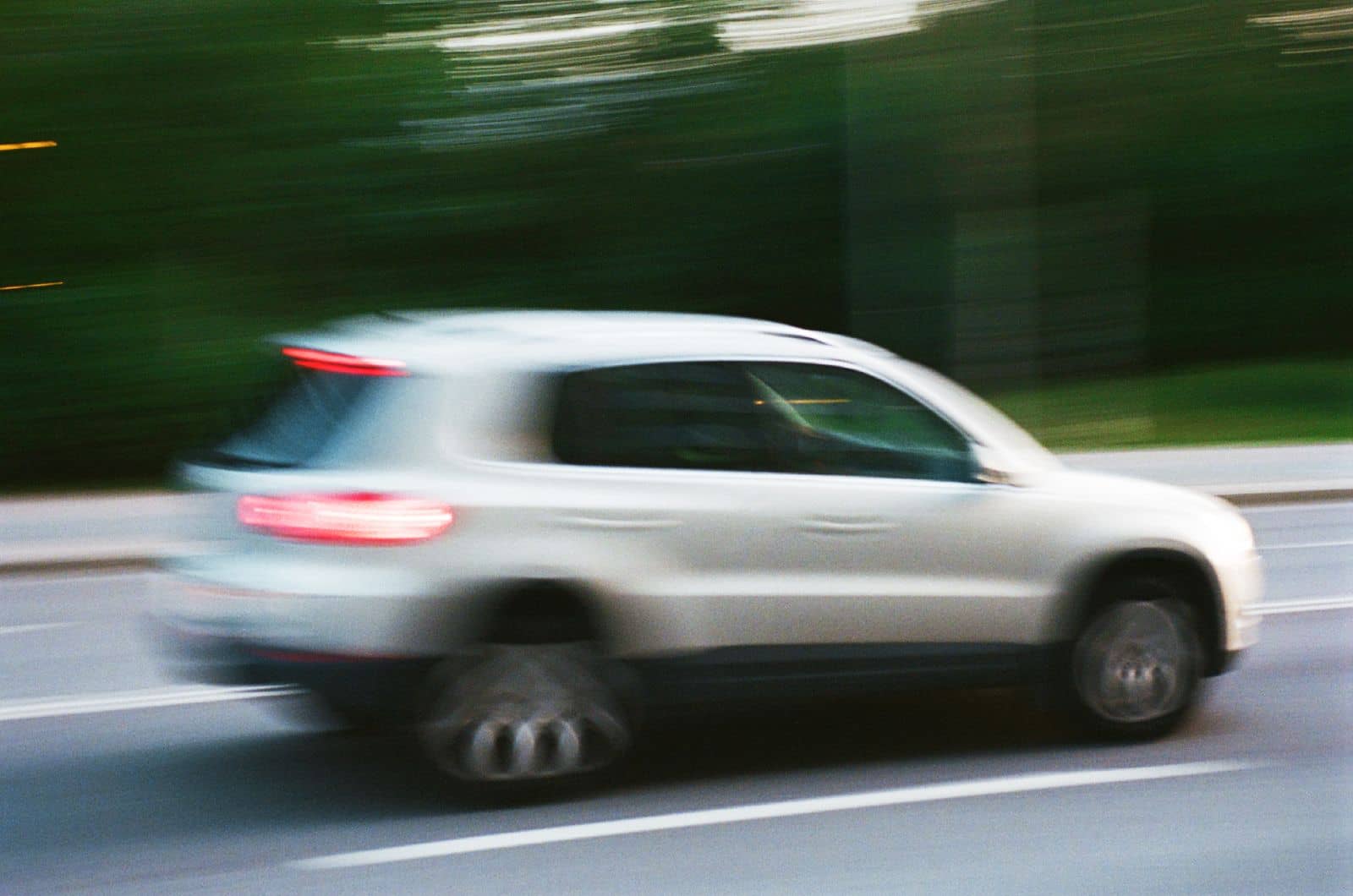 En bil kör på vägen