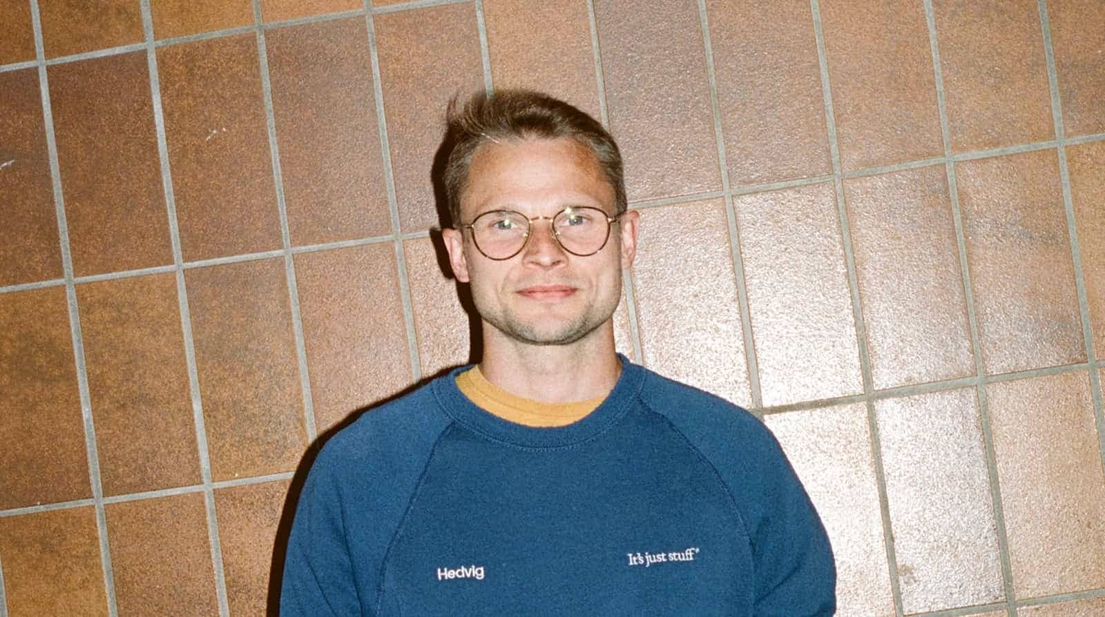 Filip Allard mot en brun vägg i tunnelbanan