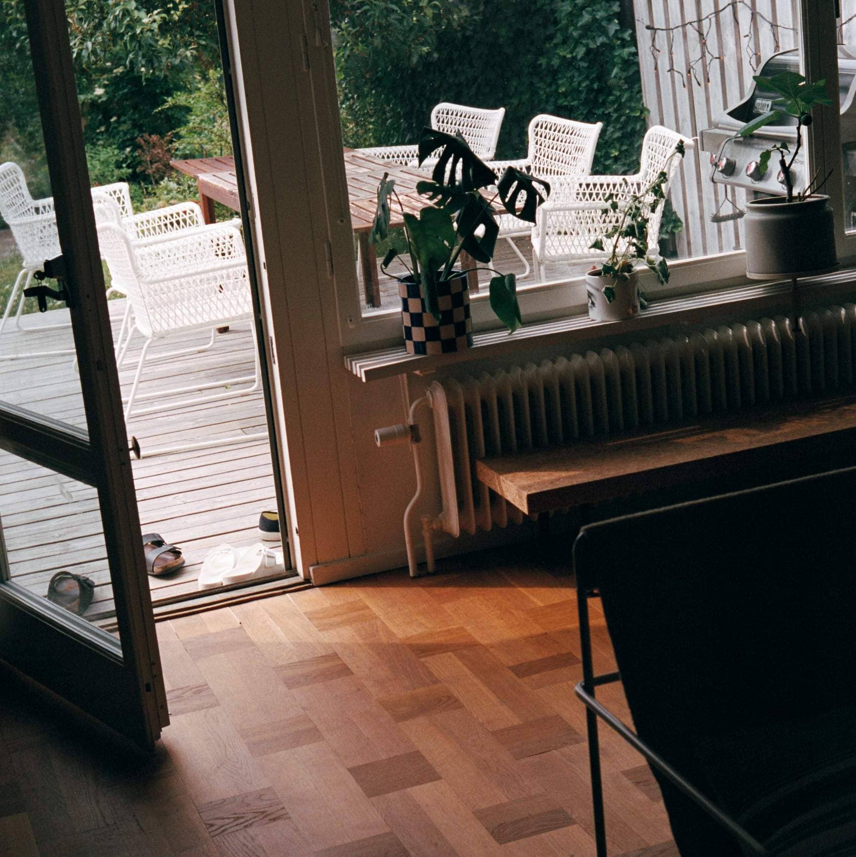 Parkettgolv i hus med dörr öppen mot altan