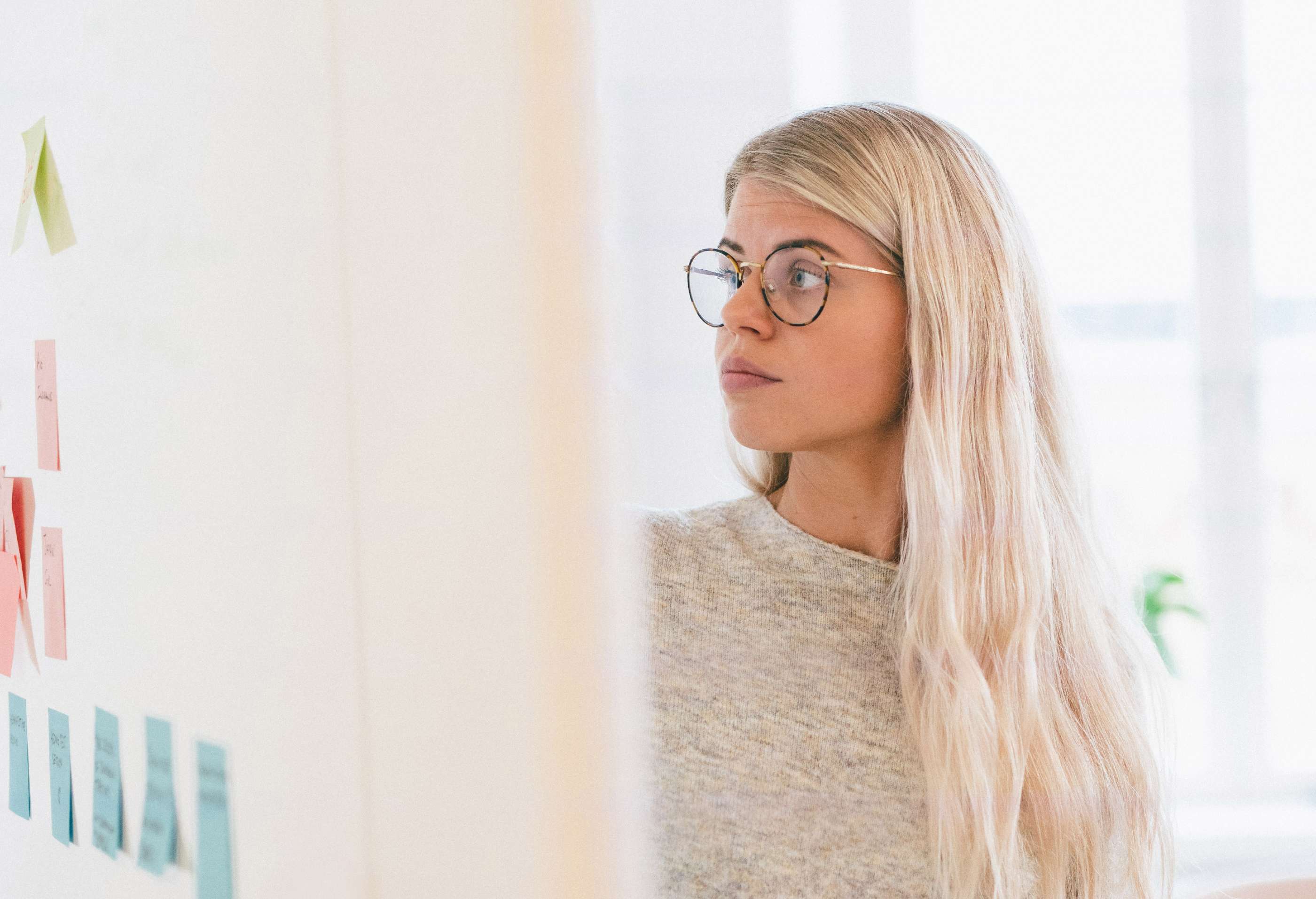 Medarbetare på Hedvig planerar på en whiteboard.