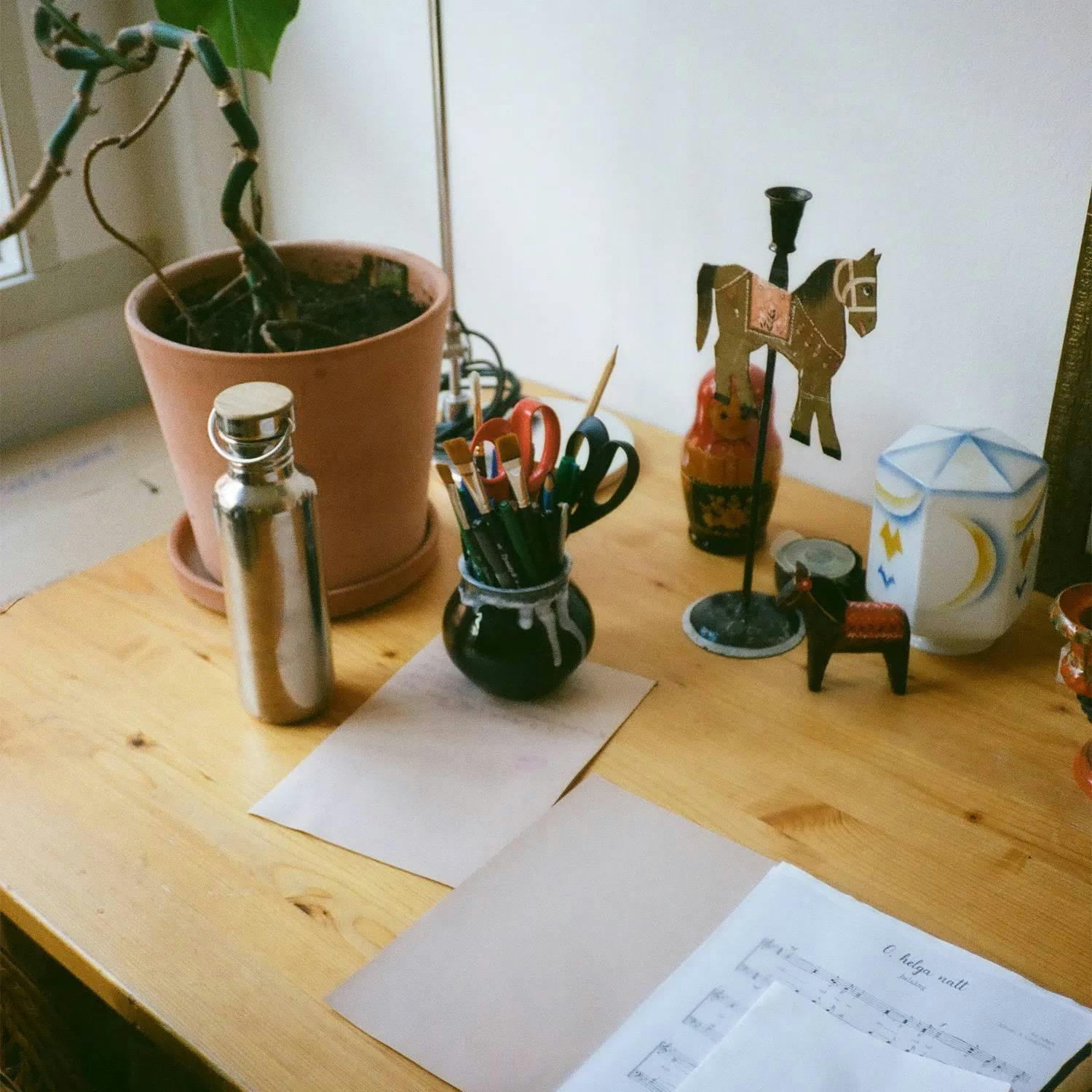 Skrivbord med pennor hemma hos en student.