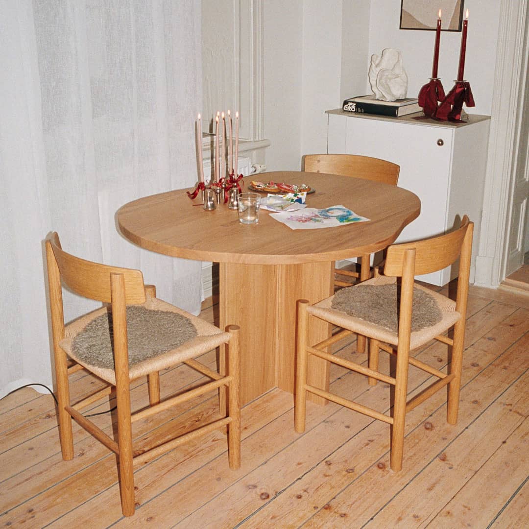 Matplats med bord och stolar i trä i en bostad