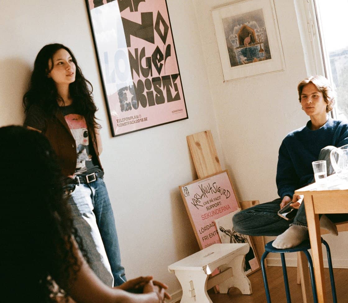 Tre studenter hänger hemma i sitt studentboende efter skolan