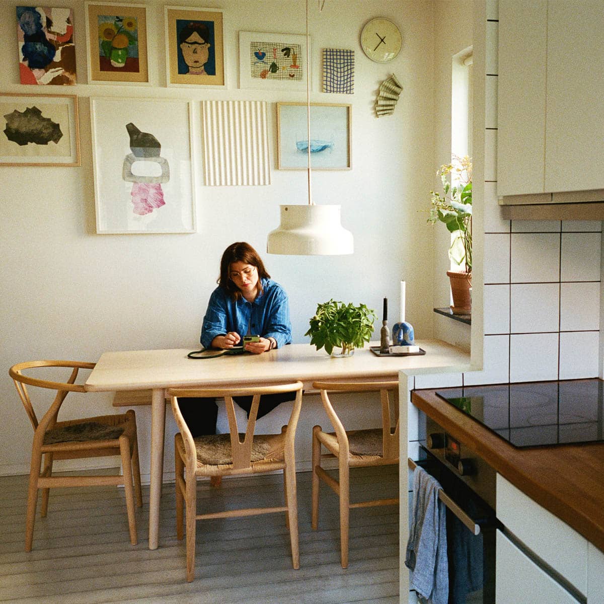 Kvinna sitter vid matbordet i köket