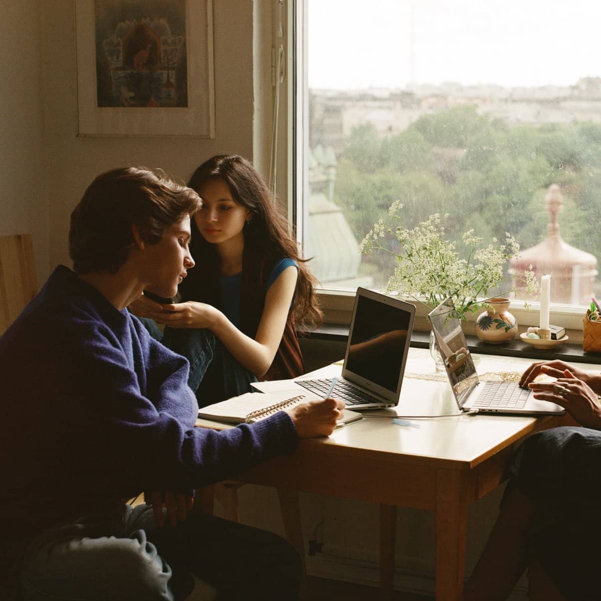 Studenter sitter vi ett bord och pluggar