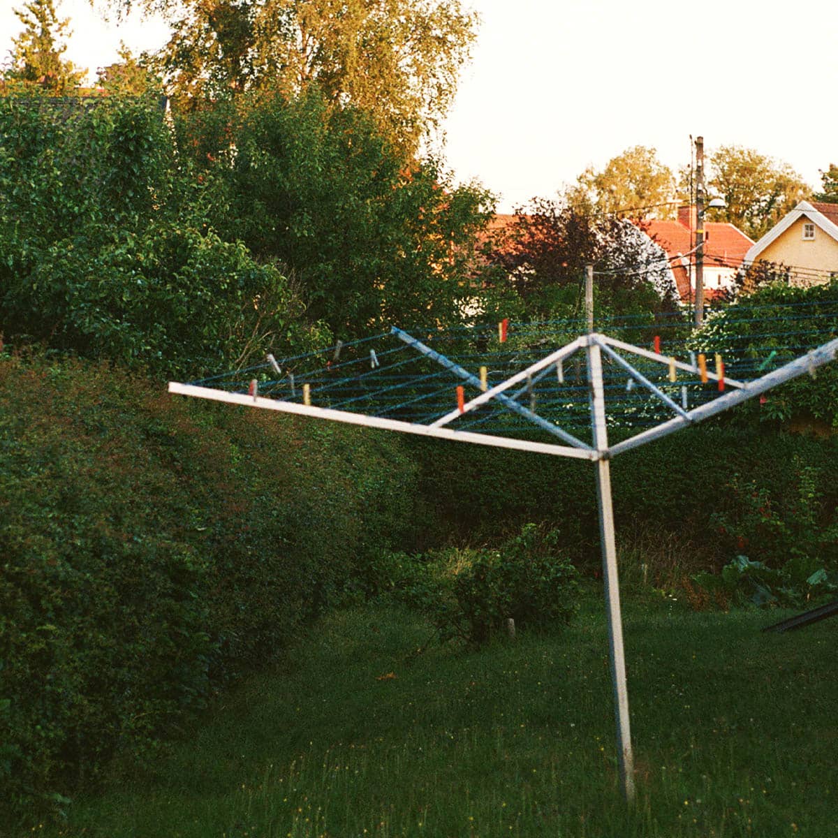 Klädställning på villatomt