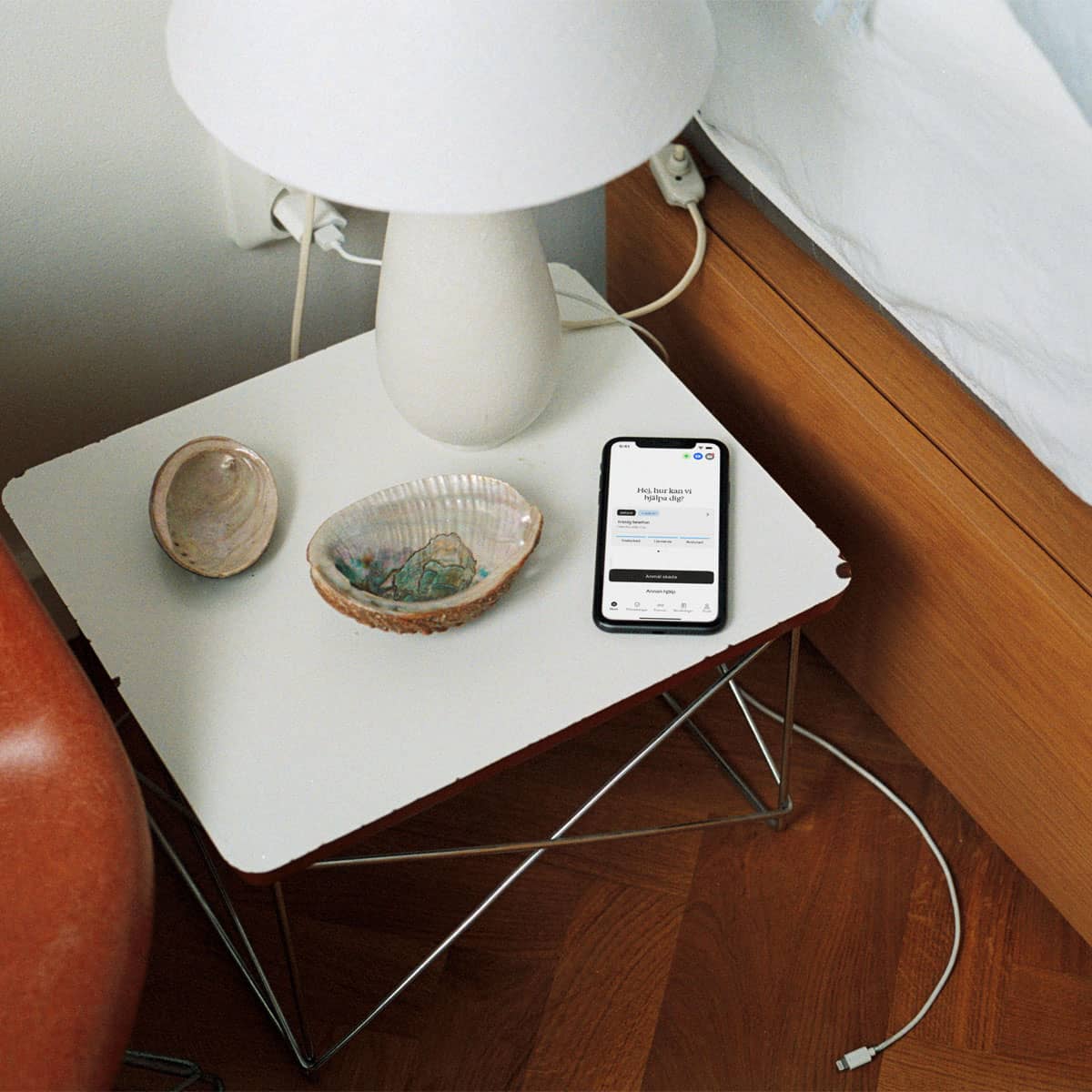 Mobiltelefon ligger på sängbord i sovrum.