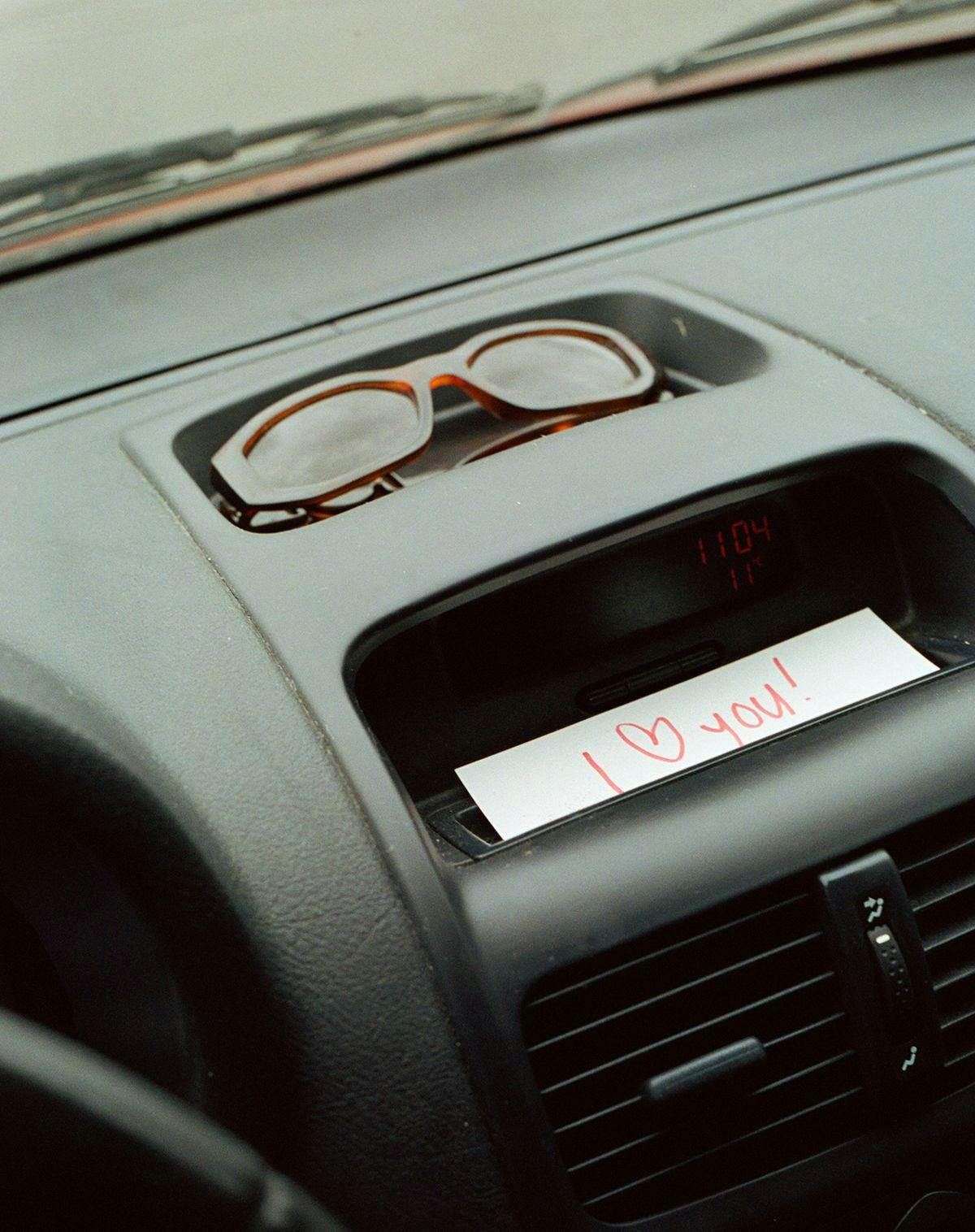 Solglasögon på instrumentpanel i bil.