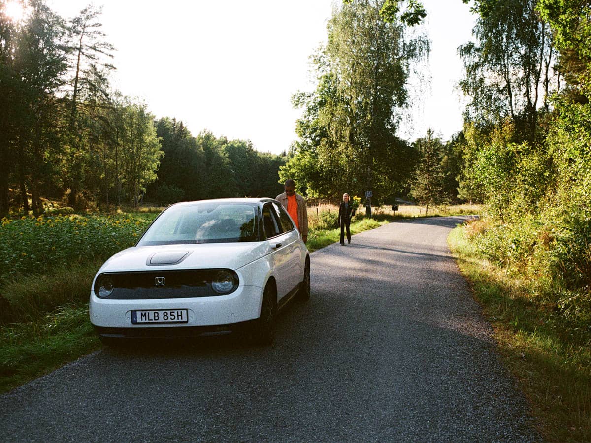 Bil parkerad längs en landsväg