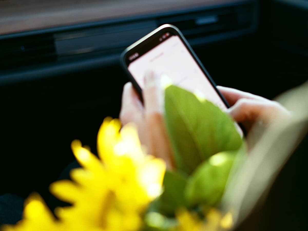 Telefon och blommor i förgrund