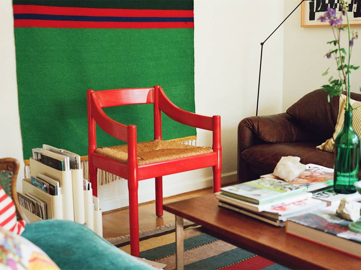 Röd stol i ett vardagsrum