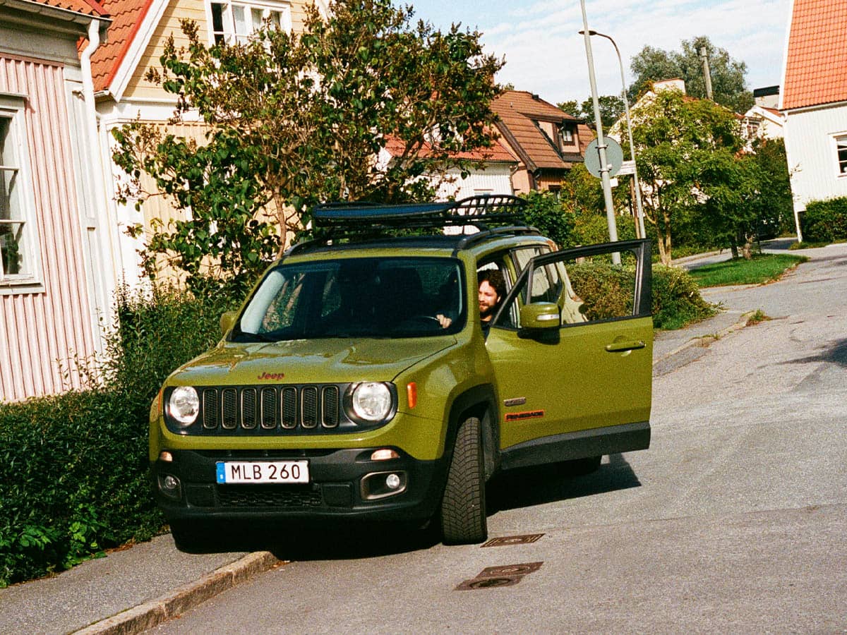 Bil parkerad i ett villakvarter