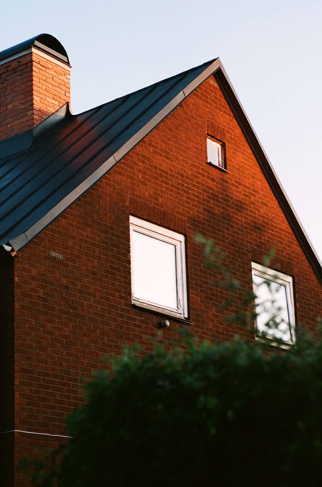 Kvällssol på en röd tegelvilla