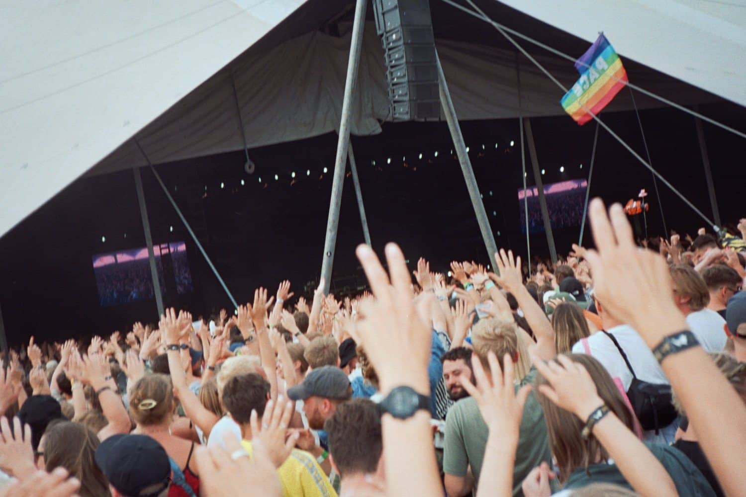 Ett hav av människor med händerna upp i luften på festival