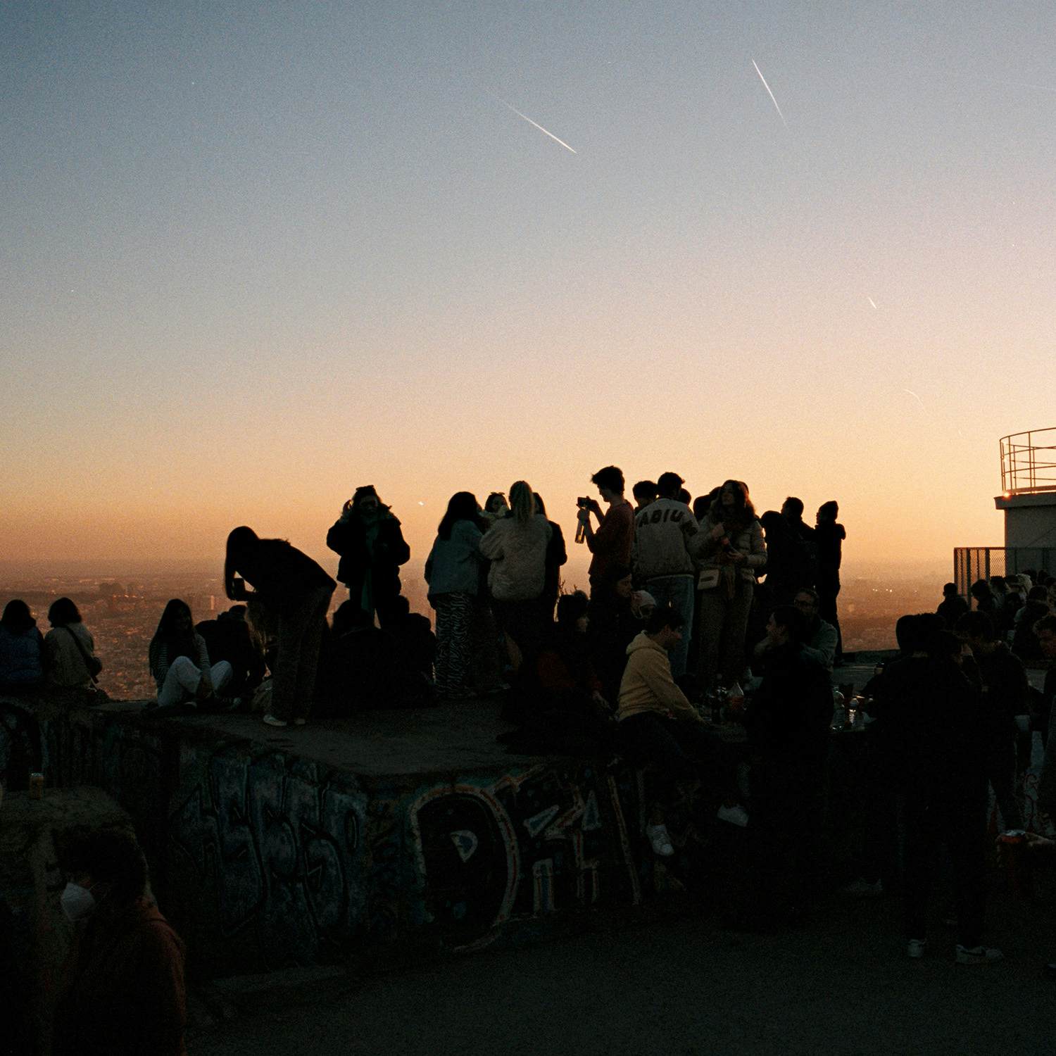 Studenter vid en utsiktsplats i solnedgången