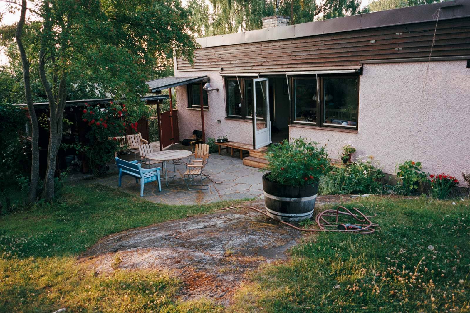 Uteplats på baksidan av en villa