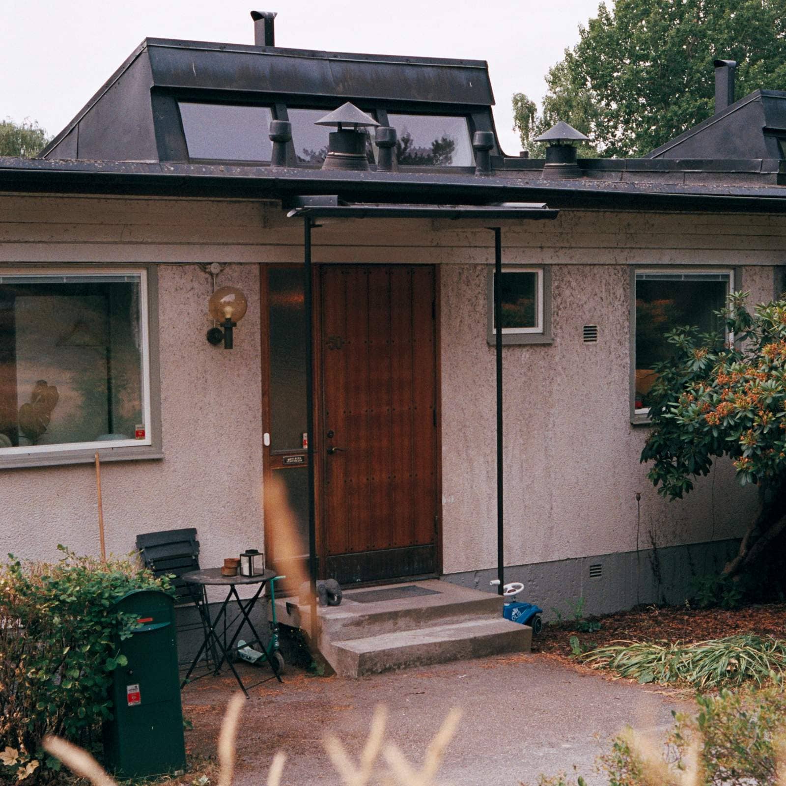 Farstukvist vid huvudentré till hus