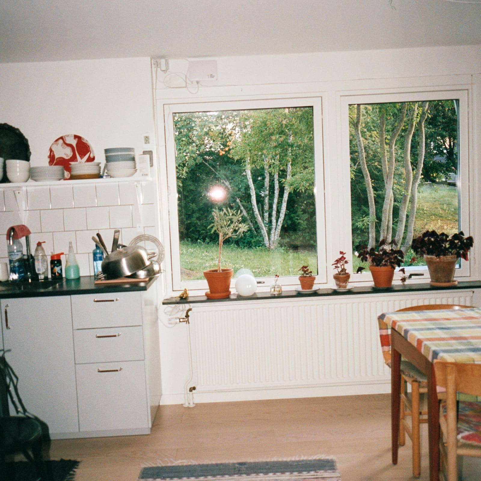 Kök i en villa, med fönster ut mot trädgård