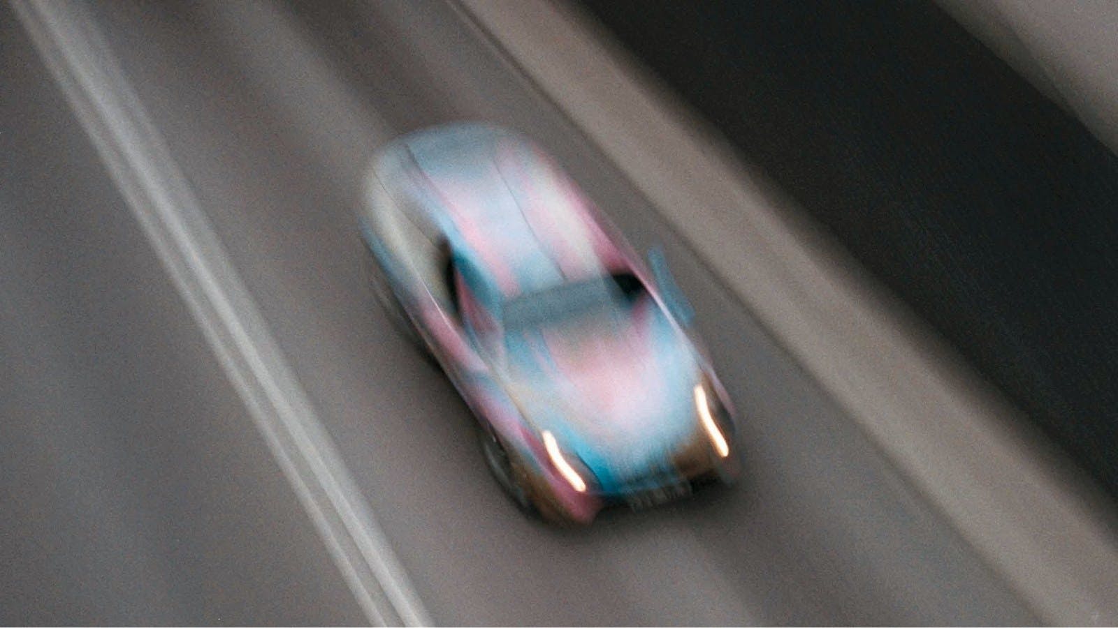 Bil i farten ökar sin körsträcka på vägen.