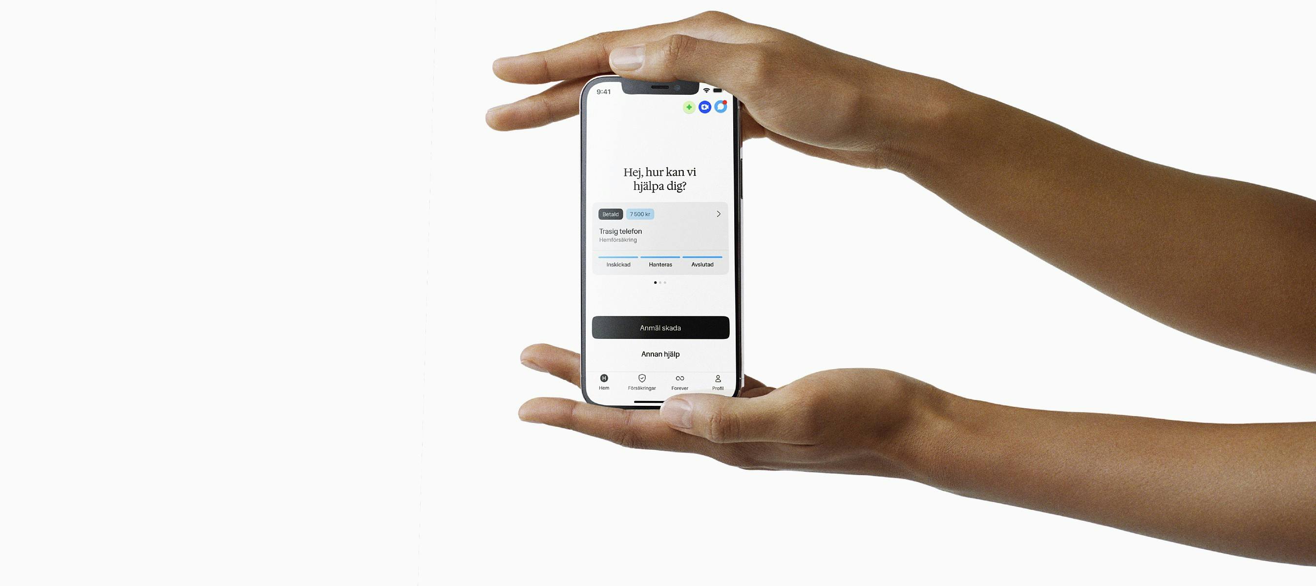 Två händer håller upp en mobil med Hedvig-appen.