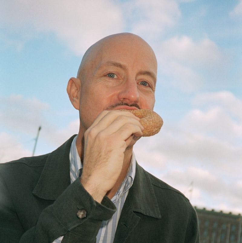 Jonas Trumstedt äter en bagel.