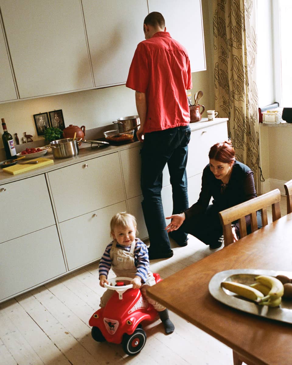 Familj lagar mat i lägenhet